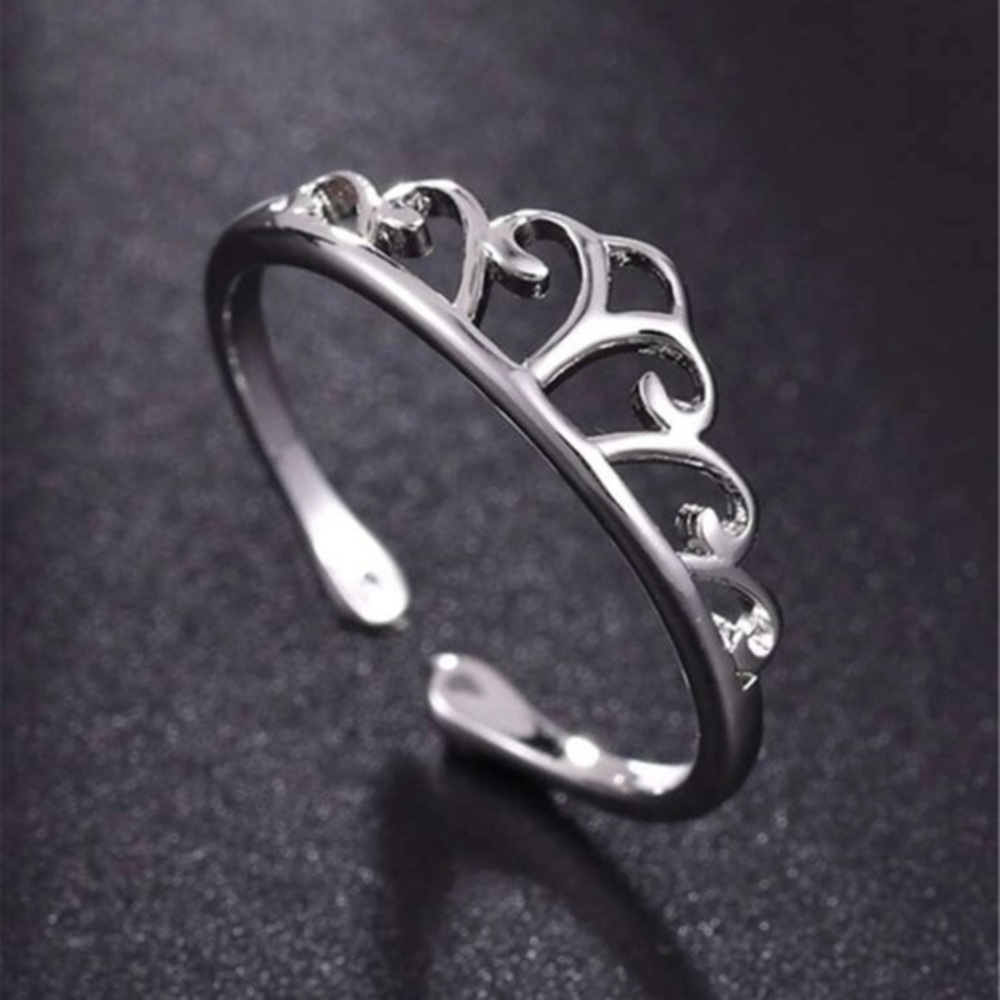 3/$30 🤍 Crown Ring
